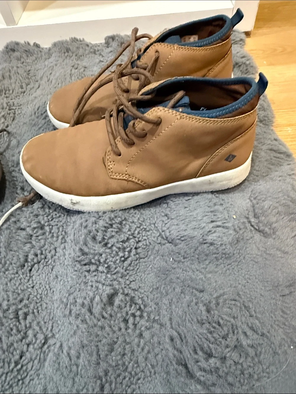 Boys size 1 Sperry, casual boots Lace-Up Sneakers. Good use condition.
